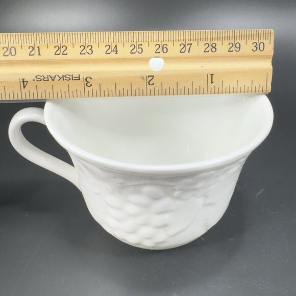 Wedgewood White Bone China Teacup Saucer Set Strawberry & Vine Pattern England - Picture 3 of 14